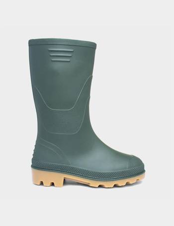 Shoe clearance zone wellies