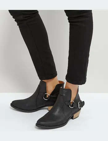 qupid chunky buckle flat boots in black