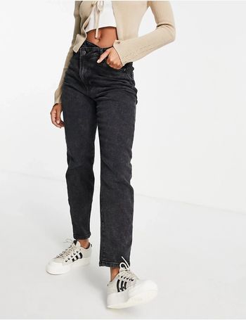 Shop Stradivarius Women's Black Mom Jeans up to 35% Off