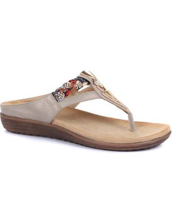 Bellissimo toe post discount sandals