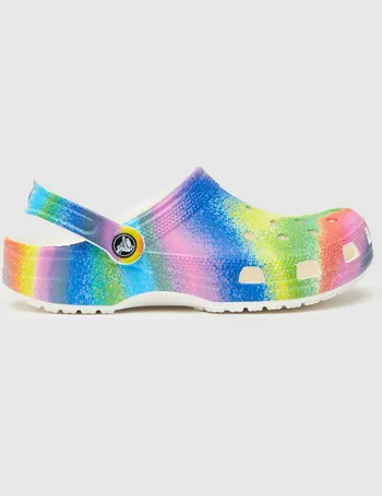 tie dye crocs schuh